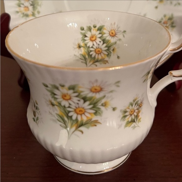 614. VINTAGE QUEEN’S BONE CHINA CUP & SAUCER SET - Picture 5 of 5